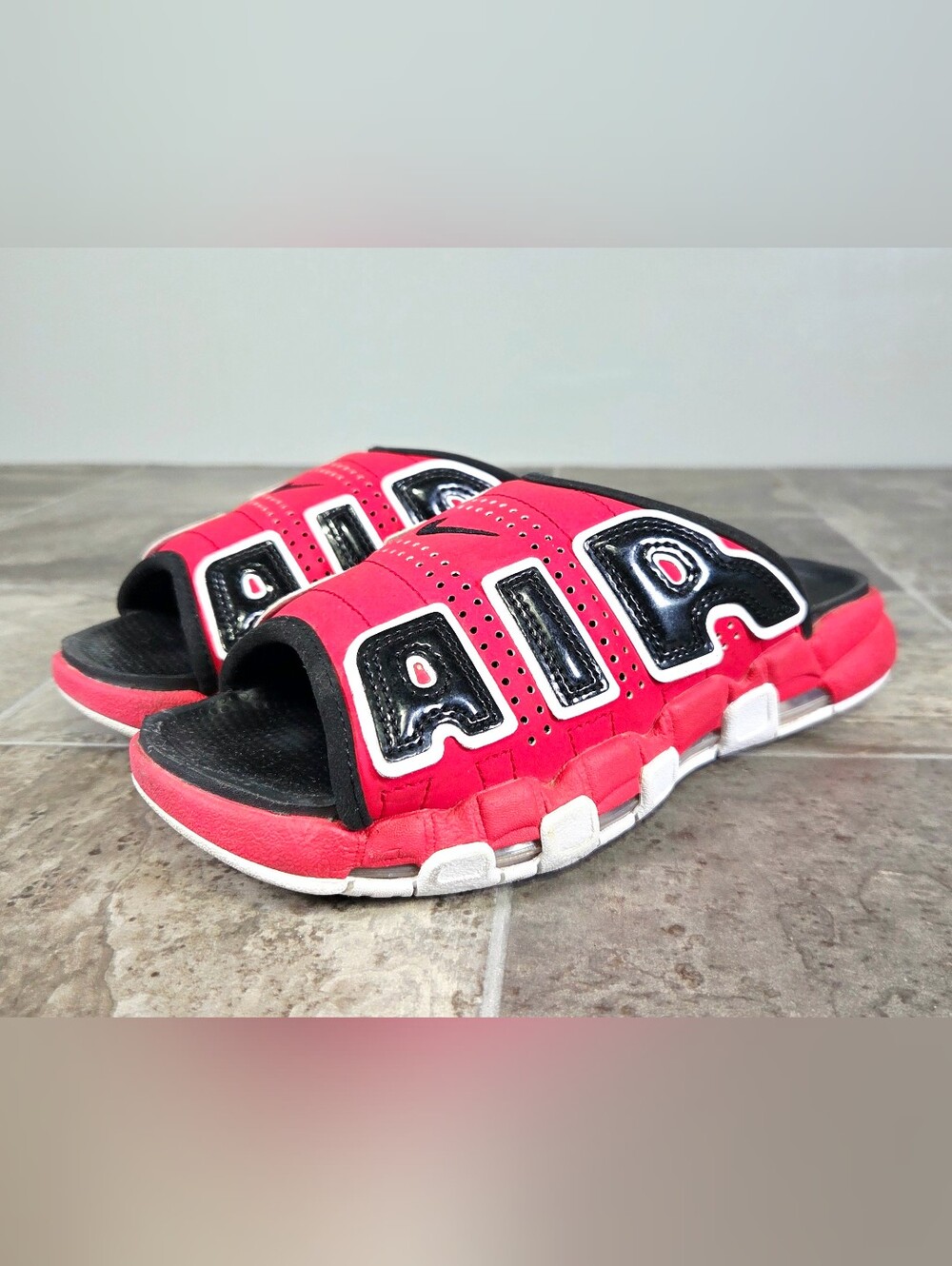 NIKE AIR MORE UPTEMPO SLIDE UNIVERSITY RED BLACK FJ6035-600.